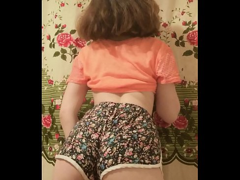 ❤️ Sexet ung babe laver en striptease ved at filme sine shorts på kamera ❤️ Porno at da.hentaibar.ru ❌
